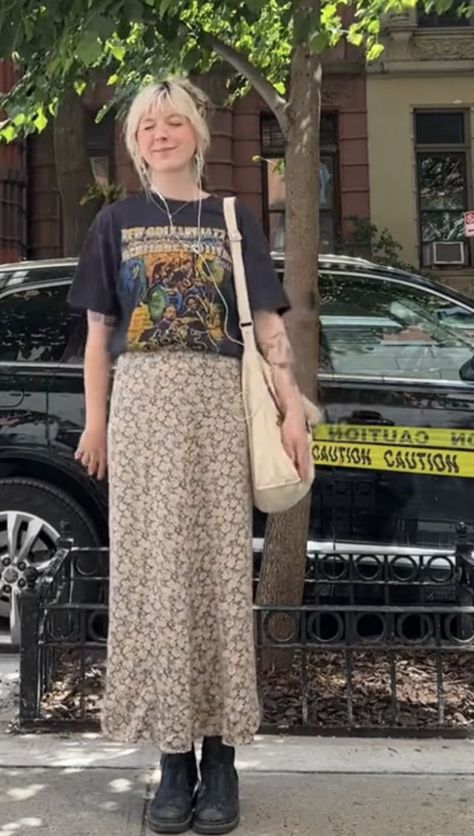 Long Skirt And Band Tee, Fall Skirt Outfits Aesthetic, Maxi Skirt And Band Tee, Maxi Skirt Outfit Masc, Edgy Maxi Skirt Outfit, Long Skirt Band Tee, Long Sleeve Maxi Skirt Outfit, Tshirt Long Skirt Outfits, Long Skirts With Tshirts Outfit