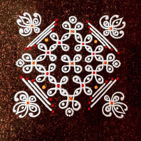 Side Rangoli, Simple Rangoli With Dots, Easy Rangoli Designs Videos, Very Easy Rangoli Designs, Rangoli Designs Photos, Rangoli Designs Simple Diwali, Easy Rangoli Designs Diwali, Rangoli Side Designs, Simple Flower Design