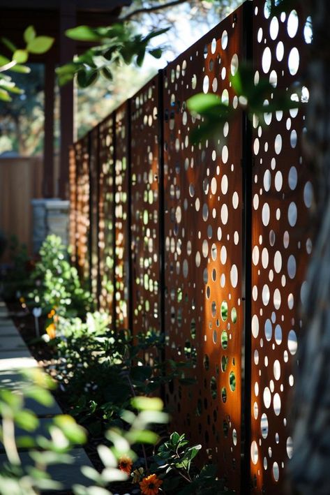 40 Privacy Fence Ideas: Stylish Solutions for a Backyard Retreat Unique Privacy Fence Ideas, Unique Fence Ideas, Privacy Fence Ideas, Backyard Gates, Garden Fence Art, Fence Options, Courtyard Design, Backyard Privacy, Small Backyard Gardens