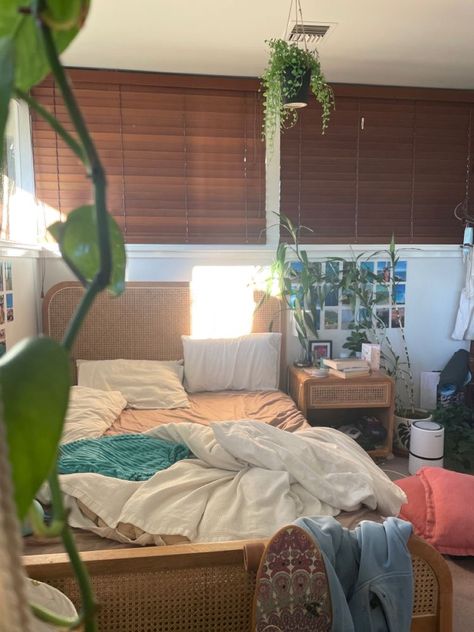 Clean Beach Bedroom Aesthetic, Beach Core Aesthetic Room, Lexi Hidalgo Bedroom, Bedroom Summer Vibes, Hawaii Room Ideas, Hawaii Aesthetic Room, Hawaii Aesthetic Bedroom, Salty Granola Aesthetic Room, Hawaii Bedroom Aesthetic