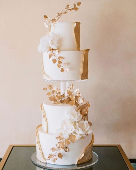 Wedding Cake With Gold, White And Gold Wedding Cake, Cake With Gold, Pretty Wedding Cakes, Concept Inspiration, Dream Wedding Cake, Luxury Wedding Cake, Gold Wedding Theme, Santorini Wedding