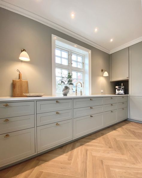 Pebble grey Shaker kitchen with matching colour on the walls and herringbone oak floor. Small Shaker Kitchen, Lerhyttan Kitchen, Contemporary Shaker Kitchen, Modern Shaker Kitchen, Contemporary Nordic, White Shaker Kitchen, Modern Rooms, Contemporary Kitchens, Green Kitchen Cabinets