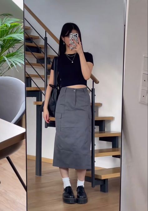 Museum Ootd Outfit, Long Cargo Skirt Outfit Ideas, Long Black Cargo Skirt Outfit, Doo Doo Hee Outfits, Modest Brunch Outfit, Medium Skirt Outfits, Cargo Long Skirt Outfit, Black Cargo Skirt Outfit, Long Cargo Skirt Outfit