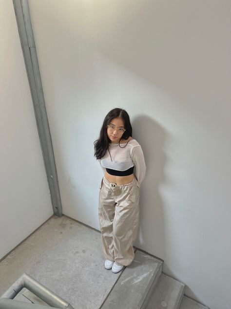 Parachute Pants Poses, How To Style Beige Parachute Pants, Beige Parachute Pants Outfit, Standing Poses Instagram, Poses Ideas Standing, Standing Photo Poses, Instagram Poses Idea, Instagram Pose Ideas Standing, Jeans Photoshoot