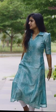 Style Outfits Summer, Dress Designs For Stitching, Latest Kurti Designs, Summer Vibes Aesthetic, Churidhar Designs, Casual Summer Style, Aesthetic Summer Outfits, Long Frock Designs, Chudidar Designs