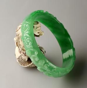 Solid Carved Jade Bangle at Jade Shop.com - Quality solid Jade Bangle On the Web Zhu Li, Jade Accessories, Jade Design, Lavender Jade, Color Jade, Red Jade, Chinese Jewelry, Handmade Gold Jewellery, Accesories Jewelry