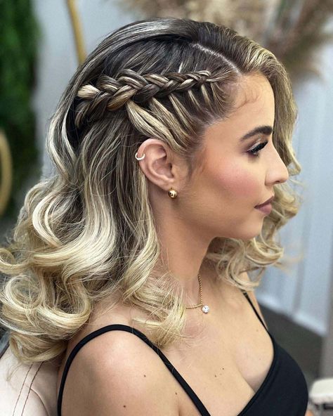 Hottest Bridesmaid Hairstyles For 2022/23 Tips And Advice ★ bridesmaid hairstyles side braid on loose curls natalymirandahair Hair Down With Braid, Side Braid With Curls, Bridemaids Hairstyles, Side Curls, Side Braid Hairstyles, Hair To One Side, Side Hairstyles, Long Hair Wedding Styles, Braids With Curls