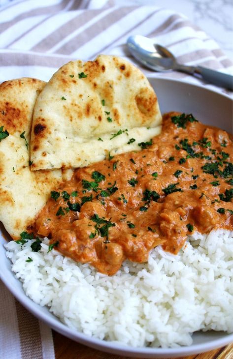 Chickpea curry with rice and naan. Chickpea And Rice, Curry With Coconut Milk, Bowls Recipes, Scrumptious Food, Rice Bowls Recipes, Curry Rice, Coconut Milk Curry, Vegan Curry, Chickpea Recipes