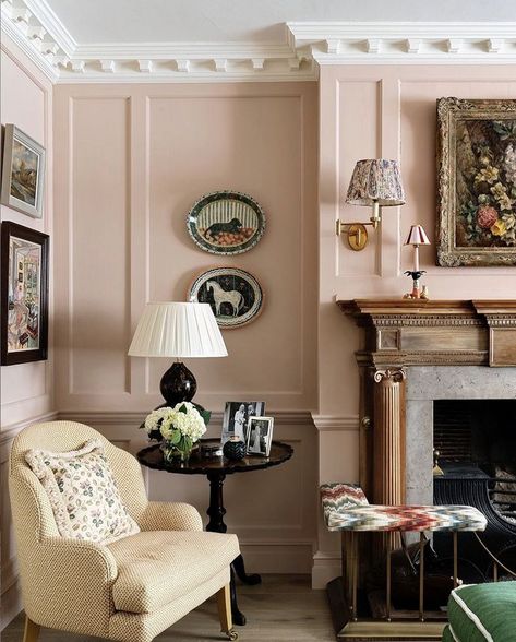 Edward Bulmer, Drawing Room Design, Glam Pad, Pink Living Room, Design Del Prodotto, Style At Home, Pink Walls, Drawing Room, Vintage Modern