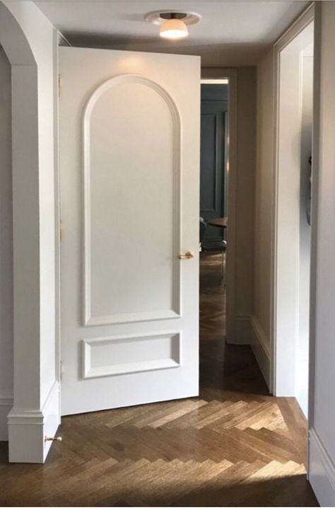 Door Moulding Design Modern, Arch Panel Door, Rounded Interior Doors, Fancy Interior Doors, Door Paneling Design, Cool Interior Doors, Arch Panelling, Creative Door Ideas, Door Design Color