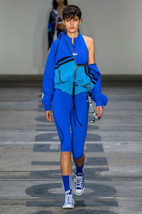 P.E Nation Australia Crucero 2020 - Pasarela | Vogue España Sports Wear Fashion, Activewear Trends, Sportswear Design, Luxury Sportswear, Sports Wear Women, Resort 2020, P E Nation, 2020 Fashion Trends, Pe Nation