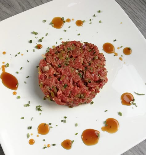 Recept: Steak tartaar – TiffsKitchen Steak Tartare, Meatballs, Steak, Meat, Drinks, Ethnic Recipes, Celebrities