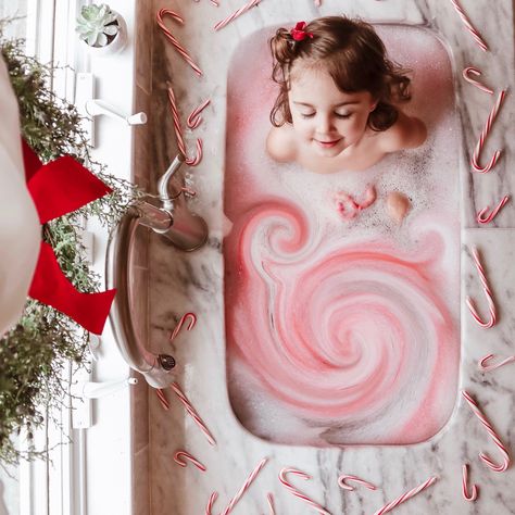 Christmas Milk Bath Baby, Sink Pictures, Milk Photography, Milk Bath Photos, Milk Baths, Baby Christmas Photography, Photo Bb, Christmas Baby Pictures, Milk Bath Maternity