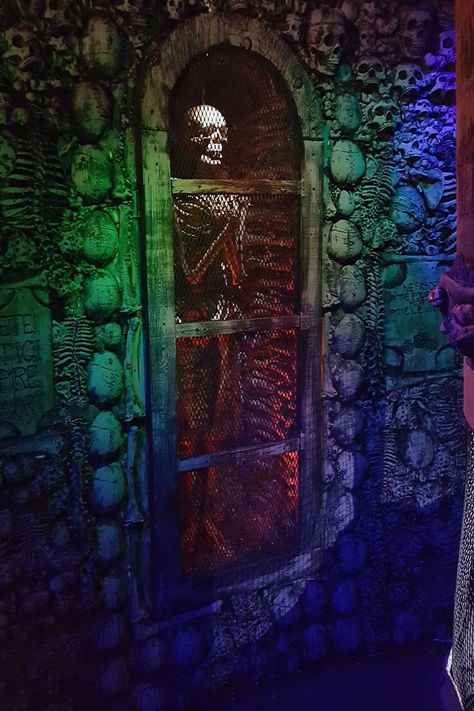 The 50 Scariest Haunted Attractions in Every State – Fodors Travel Guide Scary Tunnel Halloween, Haunted Village Display, Haunted Castle Halloween Decor, Diy Haunted Trail Ideas, Haunted Hallway Ideas, Haunted House Interior, Halloween Dungeon, Haunted Farm, Halloween Mansion