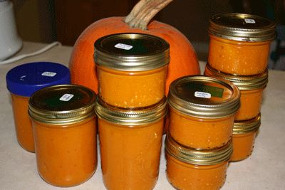 Pumpkin canning - Keeper of the Home How To Pressure Can Pumpkin Puree, Canning Pie Pumpkins, Pumpkin Puree Canning, Pumpkin Puree Canning Recipes, Canning Fresh Pumpkin Puree, Canning Pumpkin Puree Pressure, Pumpkin Freezing, Canning Fresh Pumpkin, Canning Pumpkin Pie Filling