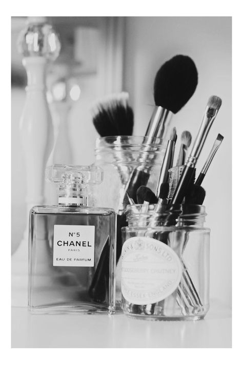 Organize your makeup brushes Beauty Fotografie, Penyimpanan Makeup, Chanel No5, Perfume Chanel, Make Up Studio, Parfum Chanel, Beauty Organization, Chanel No 5, Chanel Couture