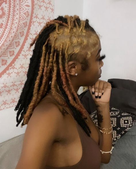 Blonde Highlights Locs, Dread Color Ideas Locs Dark Skin, Skunk Stripe Dreads, Skunk Stripe On Locs, Skunk Stripe Locs, Half Dyed Locs, Loc Dye Ideas, Female Dreads Hairstyles, Dreads Black Women