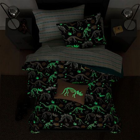 Introducing the Under the Stars Glow In The Dark Dino Bedding Set, perfect for adding a touch of excitement to your child's room. The glow in the dark feature adds a fun element to bedtime, while the dinosaur theme prints sparks imagination. The set includes a fitted sheet, flat sheet, pillowcase, comforter, and pillow sham, ensuring all your bedding needs are met. Easy care and machine washable, this bedding set is designed for practicality. With its all-season warmth and comfort, your little … Boys Dinosaur Bedroom, Dinosaur Boys Room, Dark Bedding, Marshmello Wallpapers, Dinosaur Bedding, Toddler Duvet Cover, Dinosaur Room Decor, Ideas Habitaciones, Dinosaur Bedroom