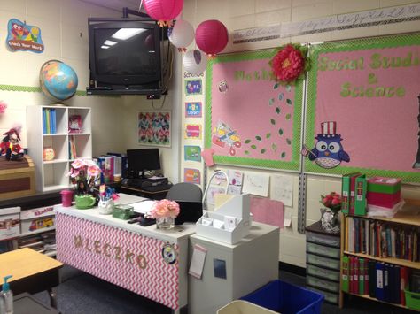 My pink and green teacher's desk area in my classroom! Owl classroom. Pink And Green Classroom, Teacher Desk Areas, Green Classroom, Teacher's Desk, Owl Classroom, Desk Area, 4th Grade Classroom, Teacher Desk, Desk Areas