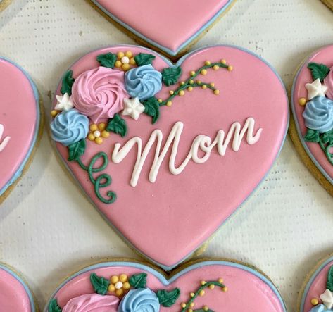 Decorated Mother's Day Cookies, Mothers Day Biscuits, Mom Decorated Cookies, Mother Day Cookies Decorated, Mother Day Sugar Cookies, Simple Mother’s Day Cookies, Mothers Day Cookies Royal Icing, Mother’s Day Sugar Cookies Royal Icing, Mothers Day Sugar Cookies Decorated