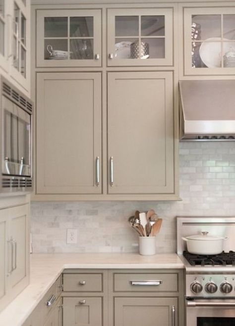 image Apt Kitchen, Taupe Kitchen Cabinets, Cabinets Colors, Taupe Kitchen, Trendy Kitchen Backsplash, Coast House, Painted Kitchen Cabinets Colors, Kabinet Dapur, Amazing Kitchen