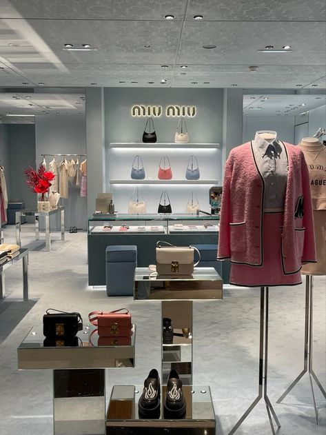 Miu Miu Store Aesthetic, Miu Miu Store, Fashion Boutique Interior, Miu Miu Shop, Mind Movie, Showroom Inspiration, Dior Girl, Brand Pop, Chanel Store