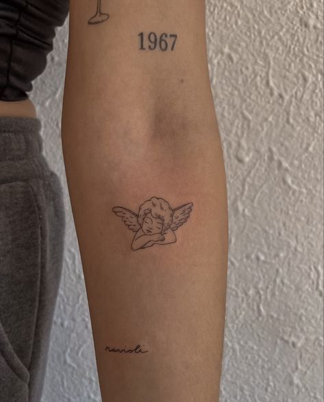 tattoo ideas | tattoo inspo | aesthetic tattoo | trendy tattoo | pretty tattoo Simple Angel Tattoos, Tattoo Inspo Aesthetic, Small Angel Tattoo, Tattoo Pretty, Pretty Tattoo, Cuff Tattoo, Angel Tattoo Designs, Trendy Tattoo, Birth Flower Tattoos