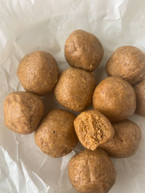 Gosh, I love protein balls. There are the easiest way to meal prep a satisfying and balanced snack. These snickerdoodle protein balls may just be the easiest protein balls I ever made. And trust me, I've made hundreds;) If you want a low effort, healthy snack that tastes like a snickerdoodle cookie, you're in the Quick Protein Balls, Sugar Cookie Protein Balls, Protein Snacks Savory, Snickerdoodle Protein Balls, High Protein Balls, Paleo Protein Balls, Italian Grinder Sandwich, Healthy Protein Balls, Cookie Dough Vegan