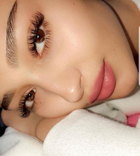 No Make Up Make Up Look, Natural Fake Eyelashes, Perfect Eyelashes, Natural Eyelash Extensions, Smink Inspiration, Natural Brows, Stunning Makeup, Makeup Salon, Natural Eyelashes