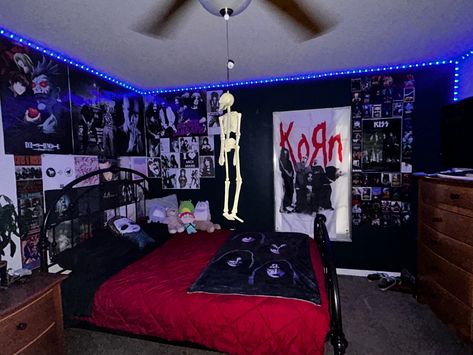 Room Ideas For Metalheads, Emo Rooms Bedrooms, Slipknot Themed Bedroom, Mall Goth Room Ideas, Emo Room Design, Heavy Metal Room Ideas, Black Metal Room Aesthetic, Mallgoth Bedroom, Metalhead Bedroom Ideas