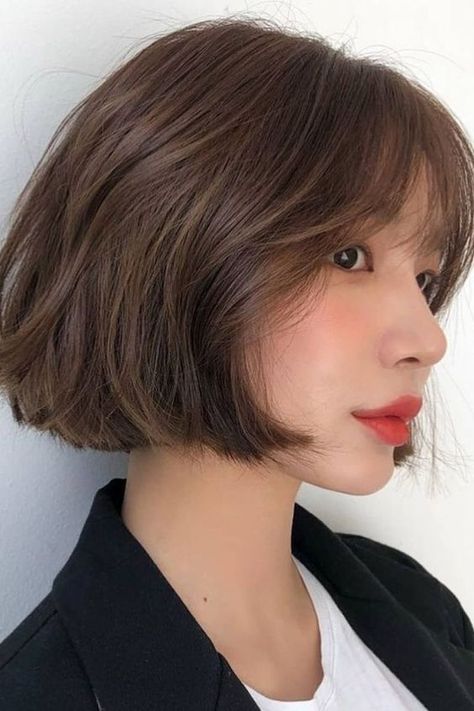 Blunt Bob With Textures Korean Hairstyles, Korean Hair Color, Korean Short Hair, Asian Short Hair, Hair Inspiration Short, Shot Hair Styles, Long Hair With Bangs, Long Wavy Hair, Haircuts For Women