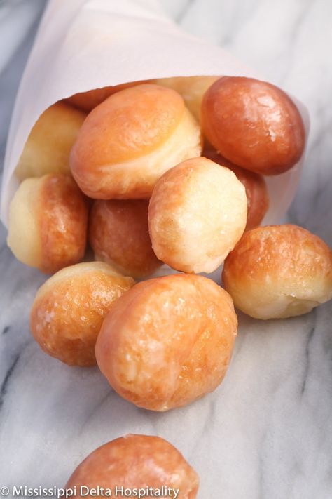 Mini Donut Holes Recipe, Best Glazed Doughnut Recipe, Donut Hole Glaze Recipe, Glazed Donut Muffin Recipe, Mini Glazed Donut Recipe, Easy Homemade Donut Holes, Homemade Donut Holes Recipe Easy, Easy Doughnut Holes, Baked Donut Holes Recipes Easy