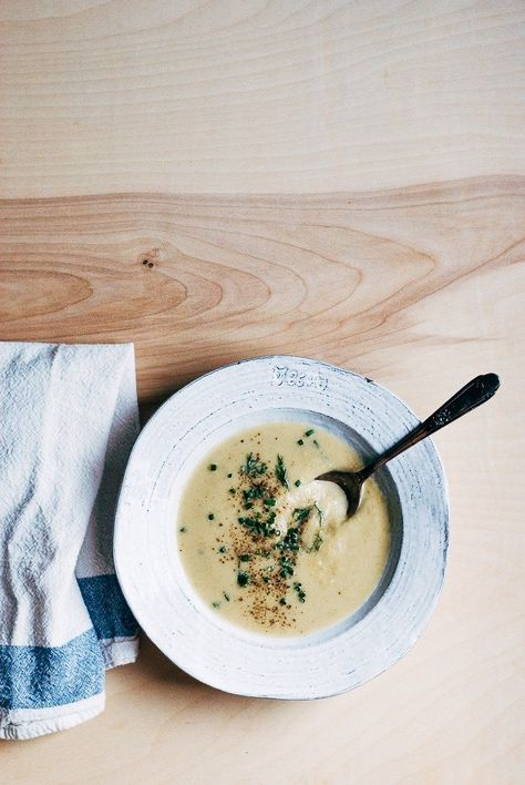 potato, leek and fennel soup // brooklyn supper Fennel Potato, Fennel Recipes Soup, Turnip Soup, Fennel Soup, Potato Leek, Potato Leek Soup, Leek Soup, Fall Soups, Winter Soups