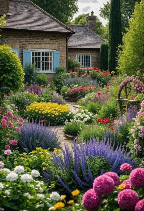 Wild Garden Ideas Landscaping, Beautiful Garden Beds, Backyard Floral Landscaping, Modern Farmhouse Garden Design, Lush Garden Ideas, Outdoor Flower Bed Ideas, Front House Garden Ideas, Flowers In Backyard, Backyard Flower Garden Ideas