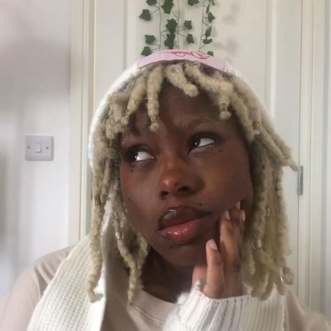 Bleached Locs Black Women, Bleached Dreads, Blonde Locs Black Women, Bleached Locs, Girl With Dreads, Faux Locs Short, Girl With Locs, Locs Short, Girl Locs