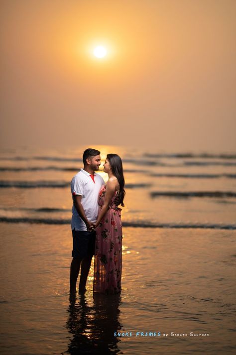 Sunrise Pre Wedding Shoot, Sunset Pre Wedding Shoot, Prewedding Photography Beach, Maharashtra Wedding, Wedding Photography Lenses, Sunset Photoshoot Ideas, Creative Couples Photography, Bharatanatyam Poses, Pre Wedding Photoshoot Props