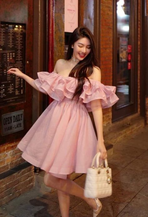 فستان زهري, Short Frocks, Classy Prom Dresses, Beautiful Dress Designs, Korean Fashion Dress, Stylish Party Dresses, Pretty Prom Dresses, Princess Outfits, Elegantes Outfit