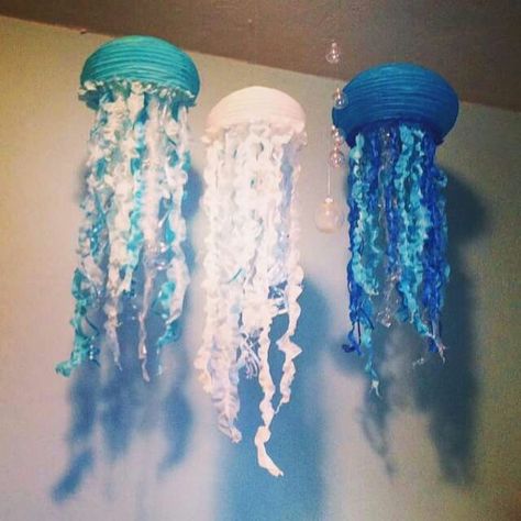 Cute Beach Bar Decor, Under The Sea Bedroom, Under The Sea Bathroom, Sea Bedrooms, Ocean Bedroom, Sea Bathroom, Decor Marin, Jellyfish Decorations, Ocean Themed Bedroom