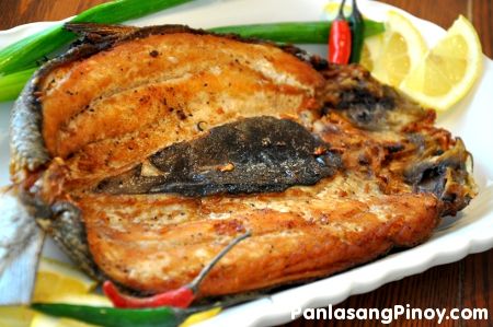 Fried Bangus or Fried milkfish is a simple dish that is packed with flavors. The milkfish alone has its deliciously rich taste (especially the belly) while the marinade gives it a sour spicy flavor. Bangus Sisig, Filipino Ulam, Pilipino Recipe, Bangus Recipe, Sisig Recipe, Philippine Cuisine, Filipino Foods, Philippines Food, Yummy Seafood