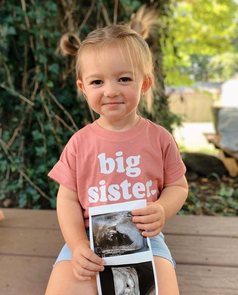 Simple Big Sister Announcement, Big Sis Shirt, Big Sister Again Shirt, Big Sister Outfit, Baby 2 Announcement Ideas Big Sister, Pregnancy Announcement With Big Sister, Big Sister Announcement Second Baby, Promoted To Big Sister Announcement, Big Sis Announcement