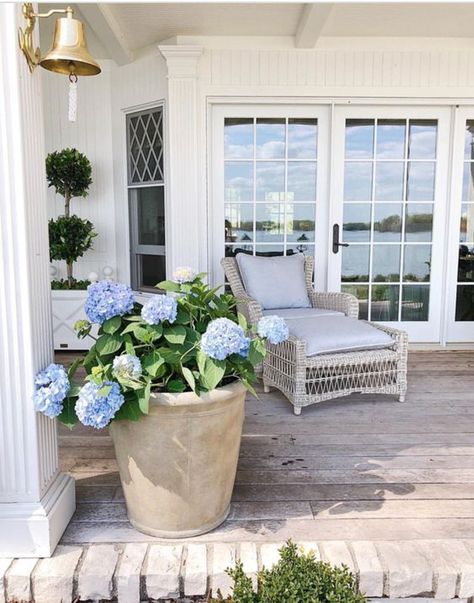 Diy Outdoor Decor, Front Porch Decorating, Cool Ideas, Back Patio, Porch Patio, Outdoor Rooms, Cheap Home Decor, Backyard Patio, Patio Decor