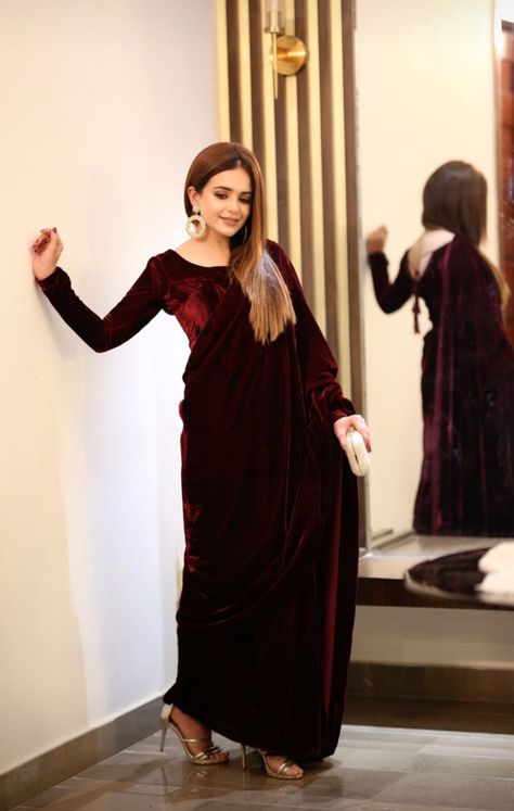 Maroon Velvet Saree, Blouse With Tassels, Velvet Saree, Saree Petticoat, Niqab Fashion, Blouse Saree, Couple Photoshoot Poses, Stylish Dress Book, Velvet Color