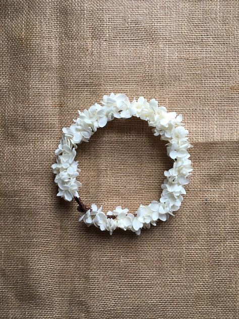 White Flower Crown Wedding, Boho Wedding Crown, Bohemian Wedding Theme, Flower Girl Tiara, Bridal Wedding Flowers, Boho Chic Wedding Dress, White Flower Crown, Boho Bridal Hair, Floral Headdress