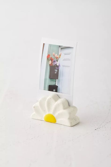 Diy Air Clay Crafts, Clay Polaroid Stand, Clay Poloroid Holder, Polaroid Stand Clay, At Home Clay Projects, Ceramic Polaroid Holder, Pottery Air Dry Clay, Polymer Clay Photo Holder, Self Drying Clay Projects