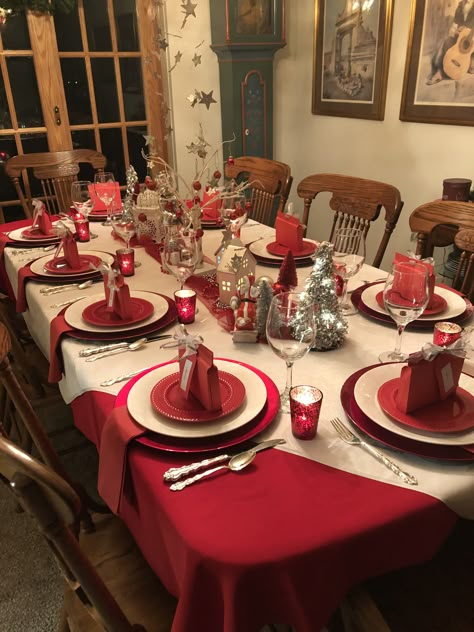 Red, White and Silver Color Scheme with two tablecloths red with white on point. Christmas Dinner Table Settings, Christmas Table Setting, Christmas Dining Table, Deco Table Noel, Christmas Dinner Table, Dinner Table Setting, Holiday Tablescapes, Christmas Dining, Christmas Tablescapes