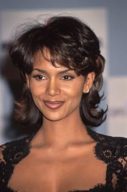 Halle Berry 90s, Halle Berry Young, Halle Berry Hairstyles, Berry Makeup, 90s Actresses, 90s Glam, Hollywood Girls, Halle Berry, Black Girls Hairstyles