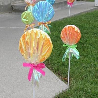 How To Make Giant Lollipops - my daughter and I made some of these for our front yard for her 9th birthday, themed "Sugar Rush" (from Wreck-It-Ralph). Since her birthday was one month before Christmas, we left them up! Lollipop Decorations, Giant Lollipops, Willy Wonka Party, Fest Mad, Fest Temaer, Candy Land Birthday Party, Candy Land Theme, Candyland Birthday, Candyland Party