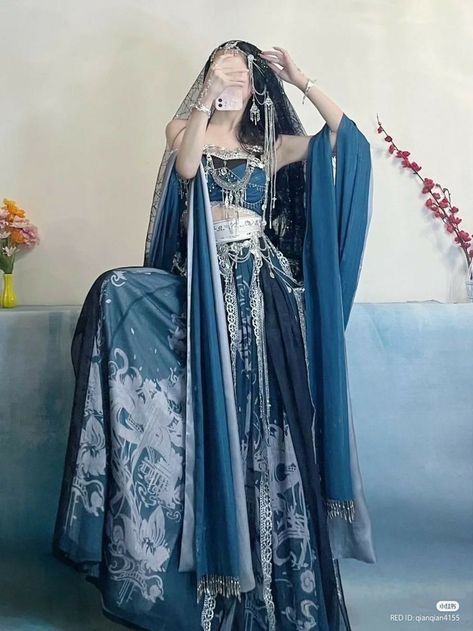 Dunhuang Hanfu, Dancer Clothes, Belly Dancer Outfits, Gaun Abad Pertengahan, Traditional Asian Dress, Ancient Dress, The Mahabharata, Dancers Outfit, Old Fashion Dresses