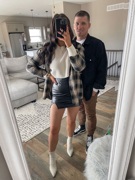 Outfit Ideas For Couples Photoshoot Fall, Outfits For Couples Pictures, Outfits For Couple Photoshoot, Casual Outfits For Couples, Photoshoot Couple Outfits, Couple Style Fashion Outfits, Couple Outfit Ideas Matching, Outfit Ideas For Couples Photoshoot, Ideas For Couples Photoshoot