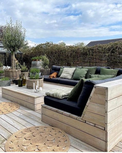 Ideas Terraza, Deck Seating, Diy Backyard Patio, Outside Living, Organic Modern Decor, Garden Seating, Back Garden, Elegant Homes, Outdoor Rooms